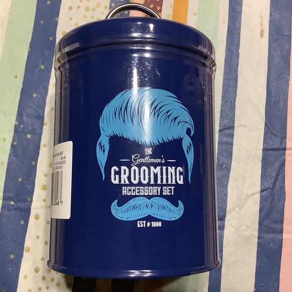 The Gentlemen Grooming Set Accessories Kit All in Tin Can color Blue 9 Pieces - Picture 4 of 6
